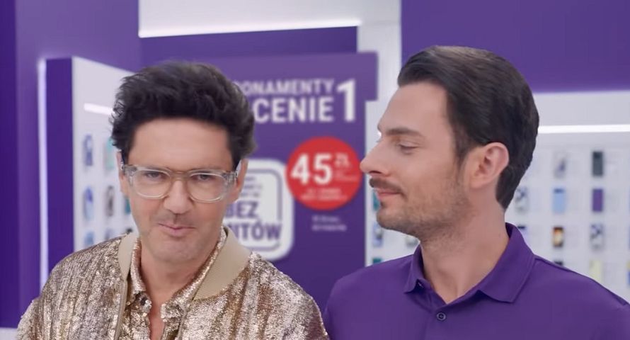 Play zszedł z górki reklamowej. Obciął też koszty IT i prawników