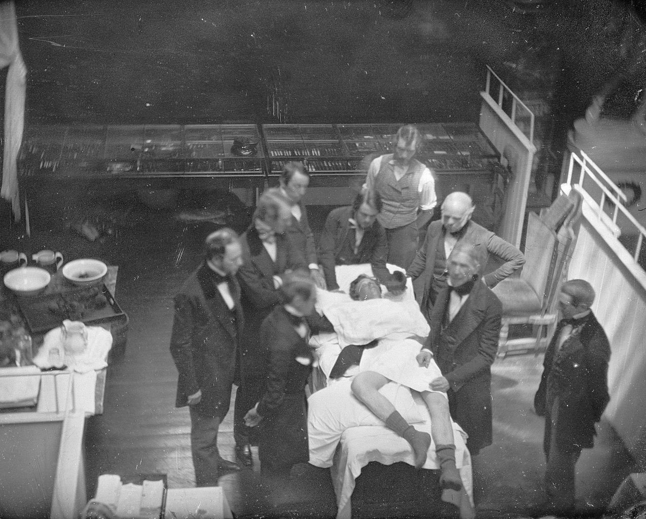 Zdjęcie wykonane w czasie operacji przeprowadzonej przez profesora Johna Warrena 16 października 1846 roku
