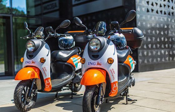 Bank ING udostępnia w Warszawie 60 skuterów elektrycznych do wypożyczenia