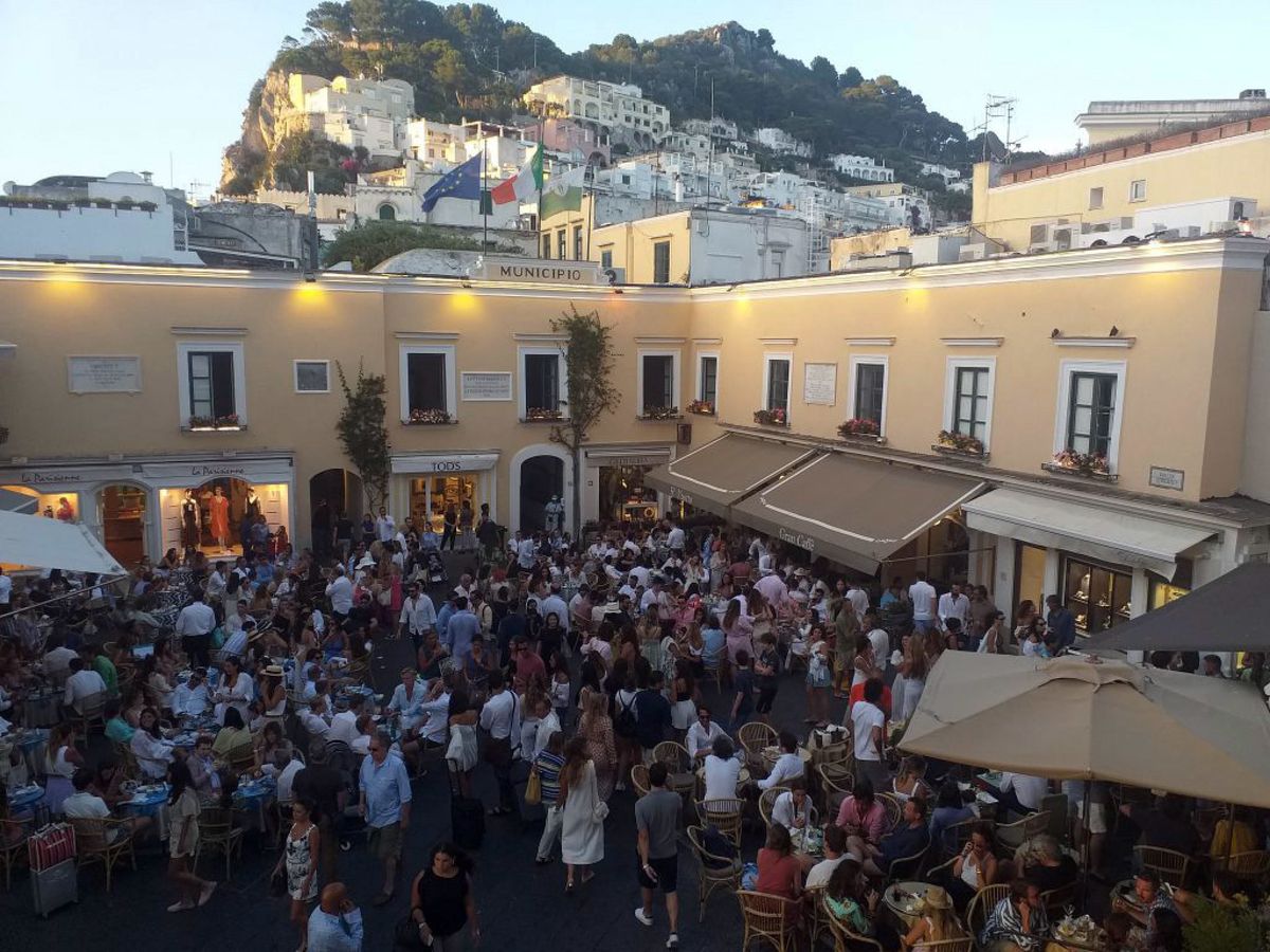 Koronawirus Włochy. Tłumy turystów na wyspie Capri. Jest reakcja władz