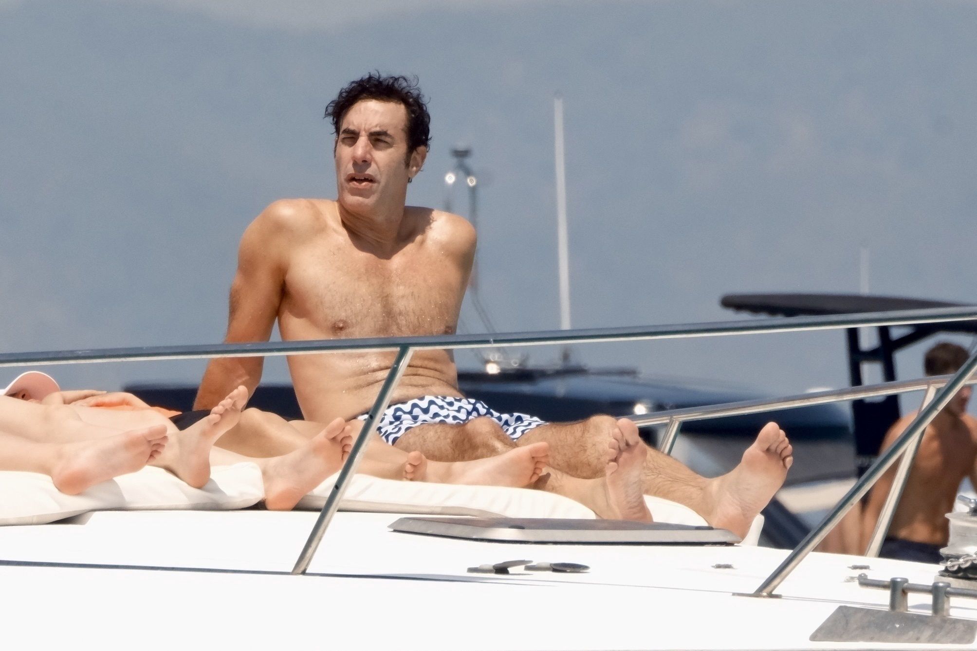 Sacha Baron Cohen świeci klatą na Ibizie