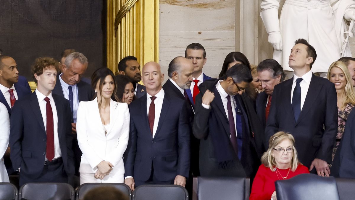 Dignitaries including US Senator Marco Rubio (5-L), Meta CEO Mark Zuckerberg (9-L), businessman Jeff Bezos (12-L), Google CEO Sundar Pichai (7-R), and businessman Elon Musk (5-R) attend Donald Trump?s inauguration as the next President of the United States in the rotunda of the United States Capitol in Washington, DC, USA, 20 January 2025. Trump, who defeated Kamala Harris, is being sworn in today as the 47th president of the United States. EPA/SHAWN THEW / POOL Dostawca: PAP/EPA.