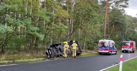 Wypadek w Zielonej Górze. Przewrócił się bus poczty. Wiózł pieniądze (ZDJĘCIA)