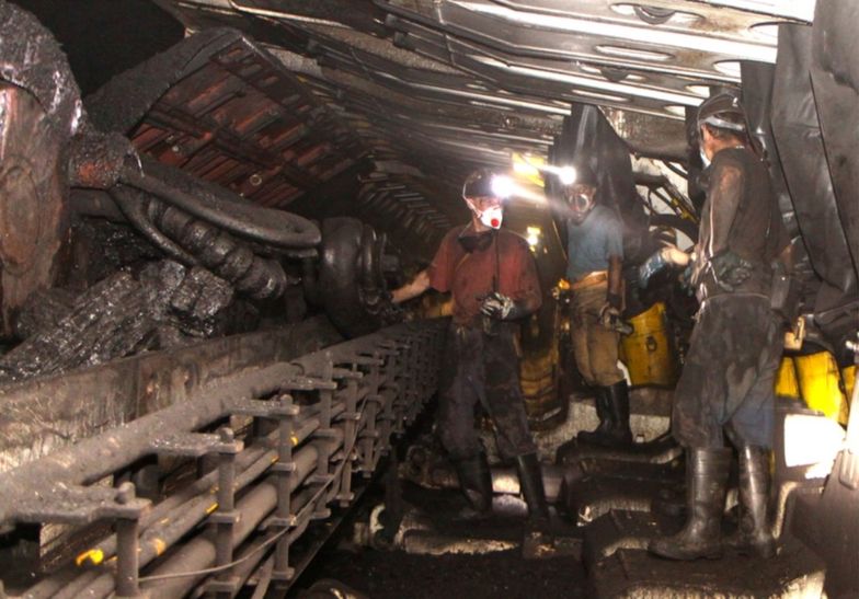 W kopalni trudno o zachowanie odstępu 2 metrów. Ciasne korytarze i windy nie dają takich możliwości.