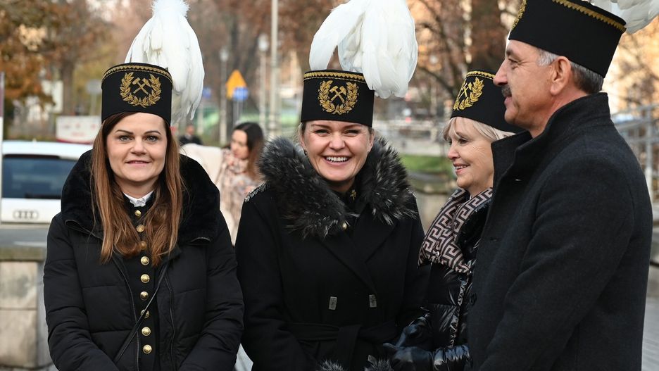 Górnicy podczas Pochodu Barbórkowego w Kielcach 4 grudnia 2025. Uczestnicy przemaszerowali ulicami miasta w galowych strojach górniczych.
