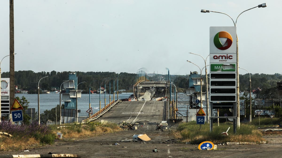 The destroyed Antonivsky Bridge in the Kherson region, Ukraine, 08 June 2023. Ukraine has accused Russian forces of destroying a critical dam and hydroelectric power plant on the Dnipro River in the Kherson region along the front line in southern Ukraine on 06 June, leading to the flooding of a number of settlements. EPA/MYKOLA TYMCHENKO Dostawca: PAP/EPA.