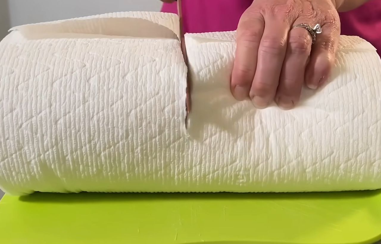 Trik z ręcznikiem papierowym przydatny do sprzątania 