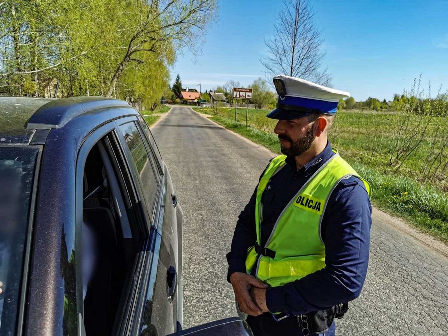 13-latek ukradł auto warte 160 tys. zł. Kierował w skarpetkach na rękach