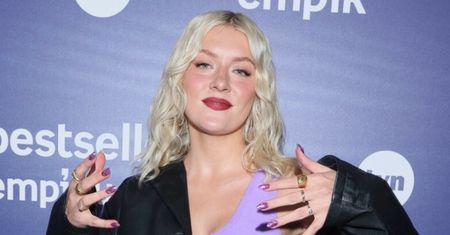 Bestsellery Empiku 2022. Iga Krefft w przylegającej do ciała kreacji ogrzewa się w blasku fleszy (ZDJĘCIA)