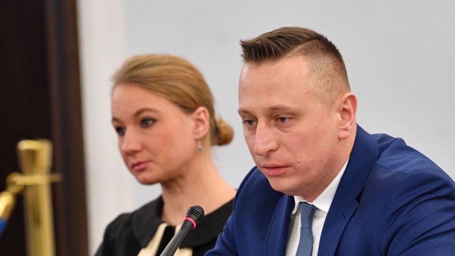 Warszawa, 19.01.2022. Senator KO Krzysztof Brejza (P) oraz jego żona, prawniczka Dorota Brejza (L) wzięli udział w posiedzeniu senackiej Komisji do spraw wyjaśnienia przypadków nielegalnej inwigilacji, ich wpływu na proces wyborczy w Rzeczypospolitej Polskiej oraz reformy służb specjalnych, 19 bm. w Senacie w Warszawie. (aldg) PAP/Radek Pietruszka