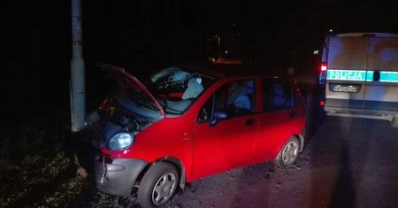 Auto uderzyło w słup oświetleniowy na ul. Polnej