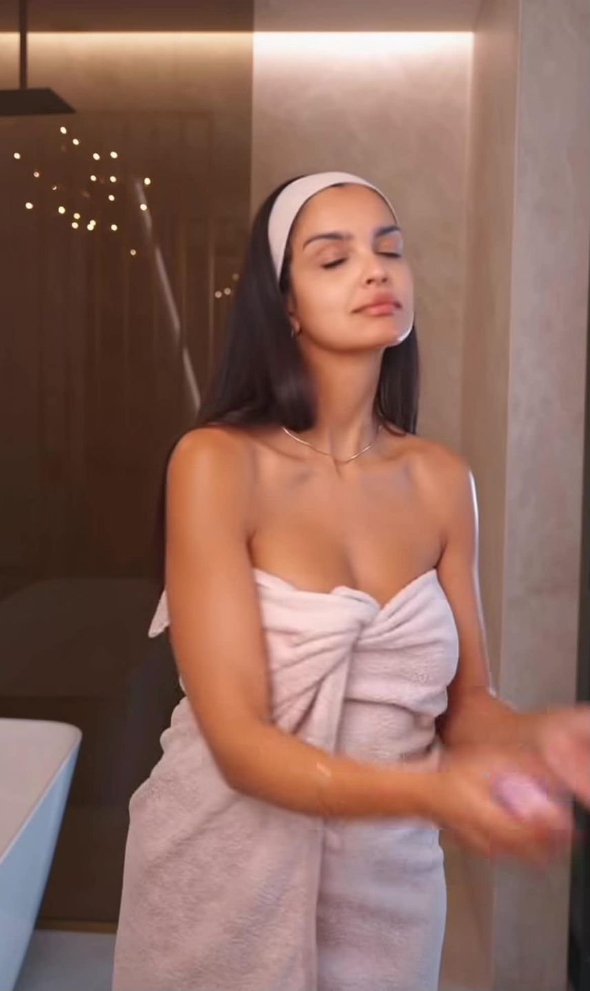 Klaudia El Dursi w szlafroku