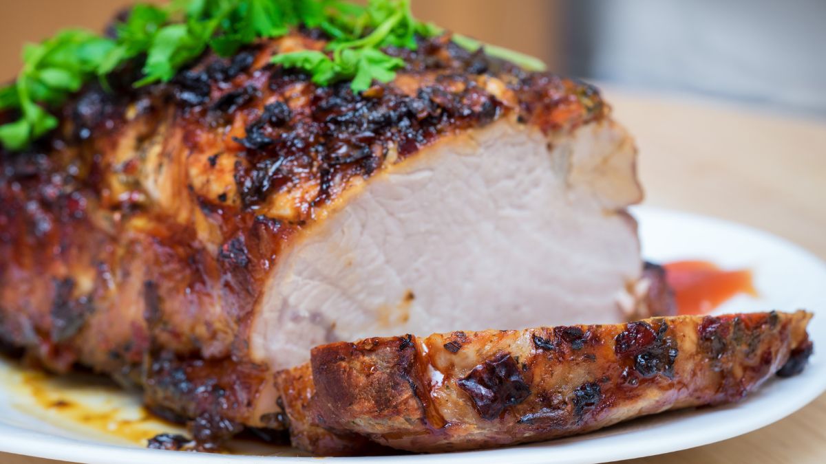 Przed pieczeniem spróbuj sparzyć schab wrzątkiem