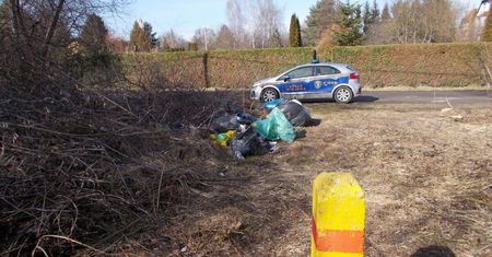 Worki pełne śmieci porzucone przy ulicy w Lublinie. Wśród odpadów strażnicy znaleźli dane sprawcy