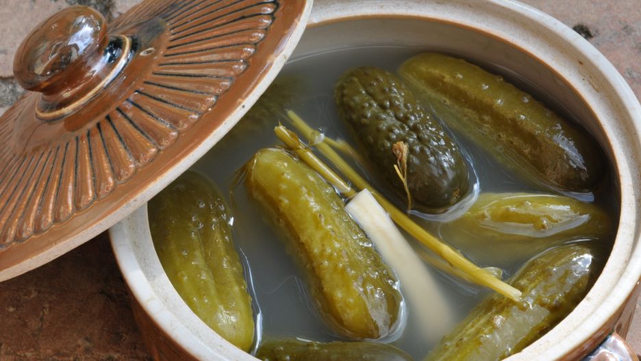 Okazuje się, że nie warto wylewać wodę z ogórków kiszonych