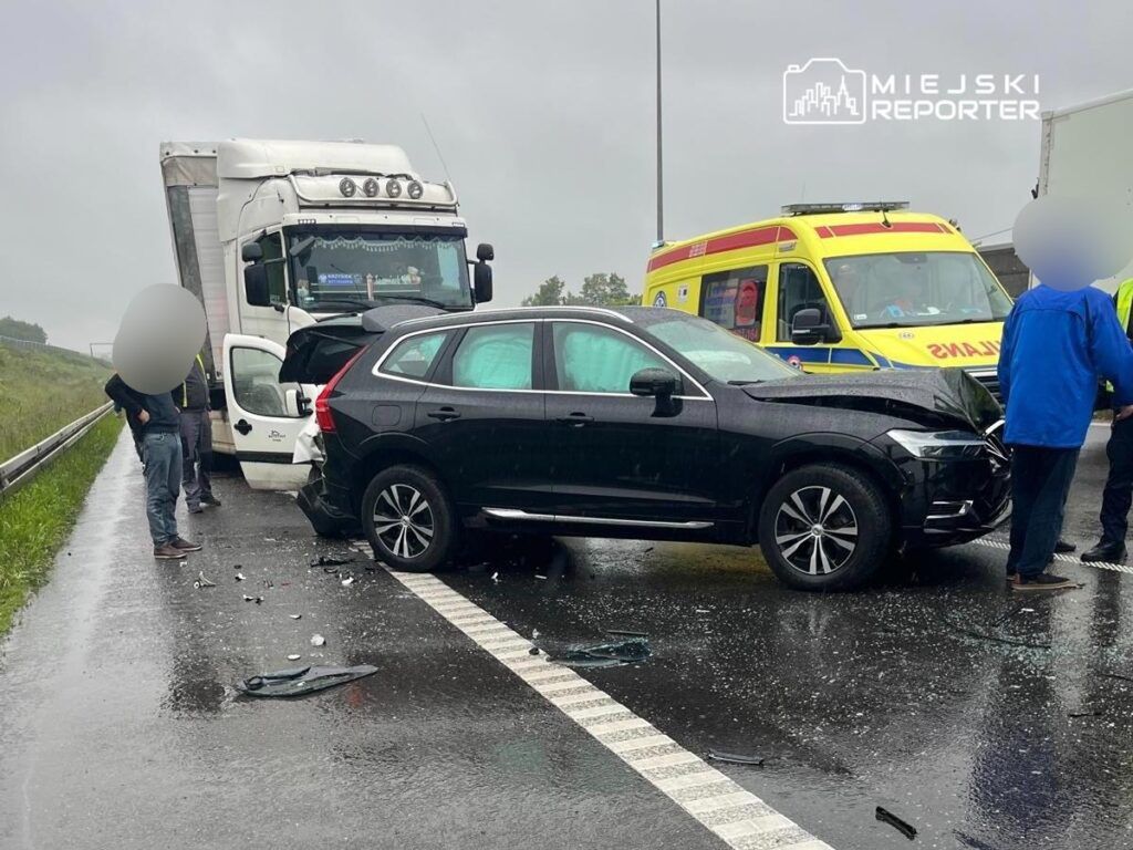 Poważny wypadek pod Warszawą, na trasie S8. Dwie osoby ranne