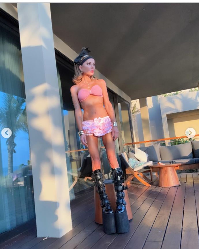 Kate Beckinsale postawiła na odważną stylizację 