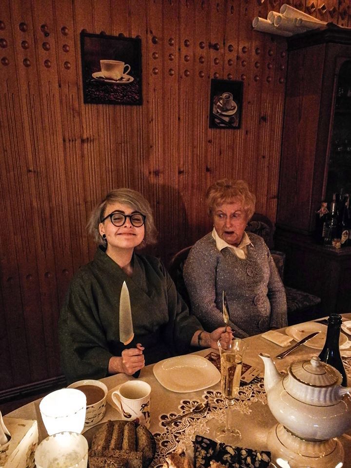 Dominika z babcią w wigilijno - urodzinowy wieczór