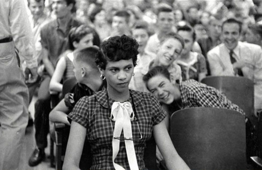 Zdjęcie przed waszymi oczami zostało zrobione w 1957 roku. Przestawia ono Dorothy Counts - pierwszą czarnoskórą dziewczynę w "białej" szkole w Stanach Zjednoczonych. Na fotografii młoda kobieta ma dość zniesmaczoną minę, ponieważ podczas jej robienia była wyśmiewana przez swoich białych kolegów z Chalotte's Harry harding High School.