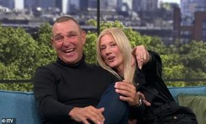 Gwiazda hitu Netfliksa pijana w telewizji na żywo? Widzowie w osłupieniu