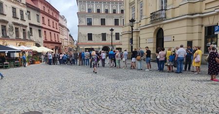Długa kolejka na Starym Mieście w Lublinie. Za czym stoi?