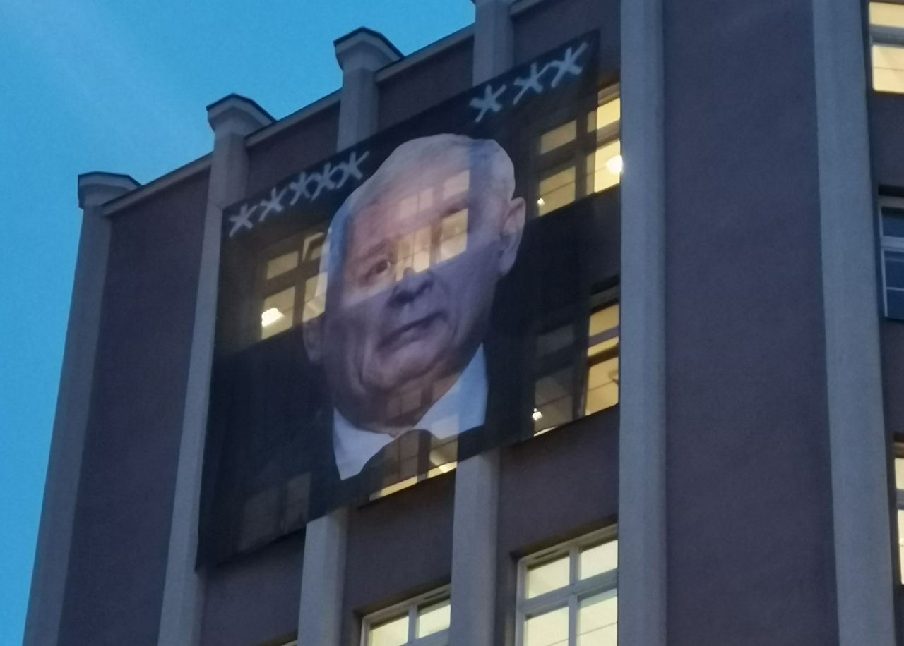 arosław Kaczyński na budynku poznańskiego ZUS. Nad jego wizerunkiem osiem gwiazdek / fot. Kuba, epoznan.pl