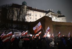 Prezes PiS w Krakowie. Pod Wawelem protest i skandowanie