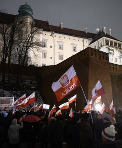 Prezes PiS w Krakowie. Pod Wawelem protest i skandowanie