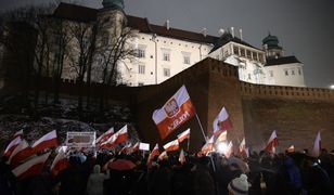 Prezes PiS w Krakowie. Pod Wawelem protest i skandowanie