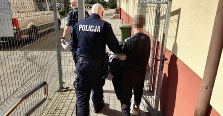 Bracia napadli na własną babcię. Jeden z nich bił ją i dusił