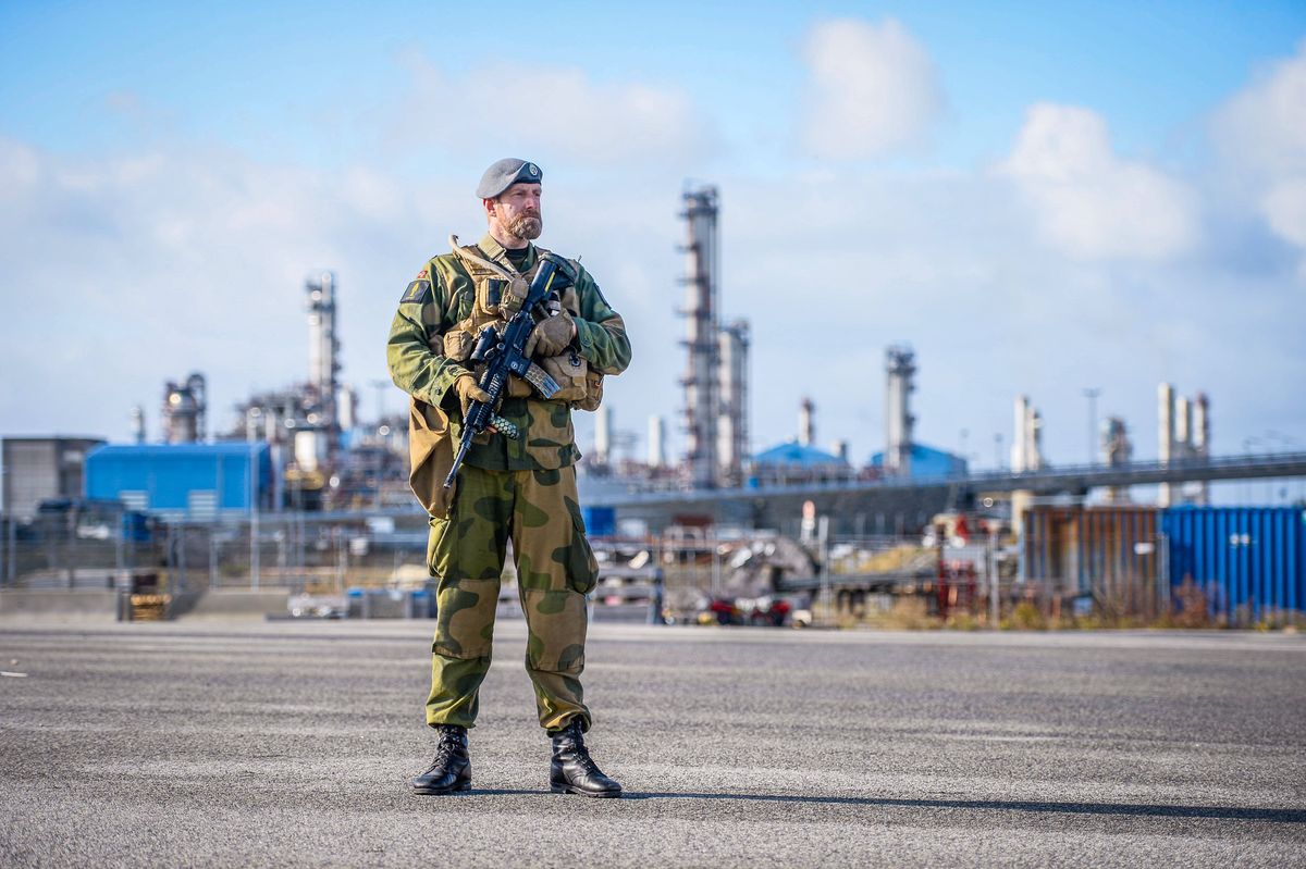 Norweski żołnierz strzeże instalacji naftowych. Obawiają się rosyjskiego sabotażu 