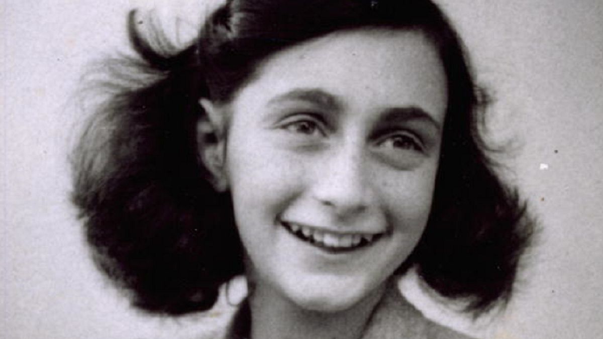 W książce opisano śledztwo w sprawie Anne Frank i osoby, która wydała Niemcom jej rodzinę.