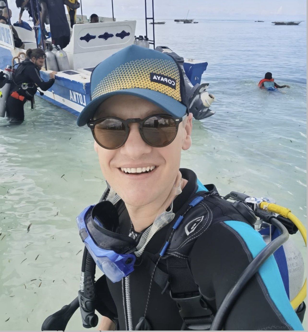 Nieco zapomniany Marcin Mroczek dokazuje z żoną na Zanzibarze: drinki, opalanie KLATY i karmienie żółwi