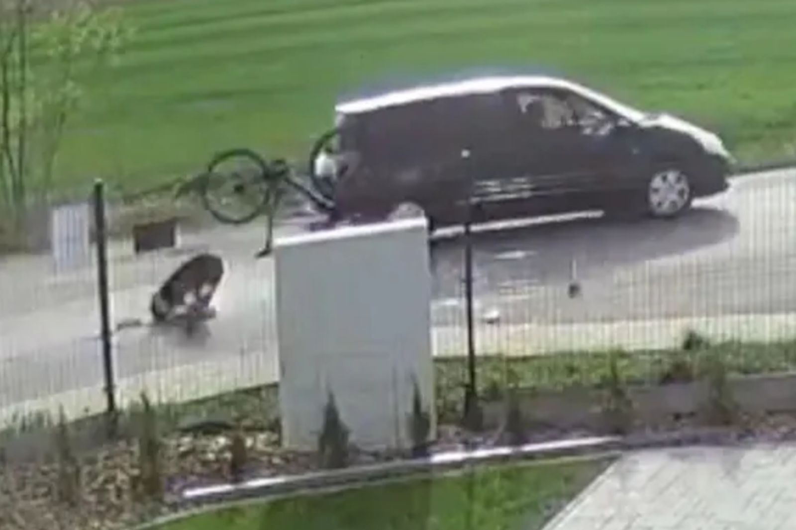 Potrącił rowerzystę i nawet się nie zatrzymał. Przerażające nagranie z Mysłakowic