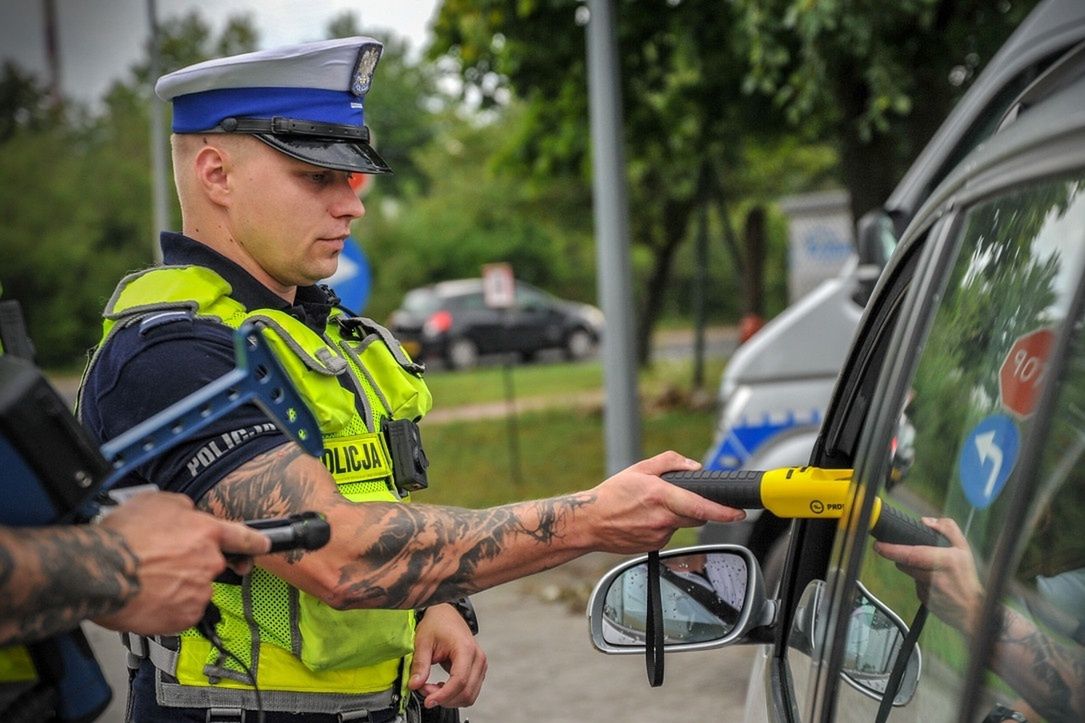 Roztrzaskała się na ścianie. Wcześniej potrąciła dwie osoby