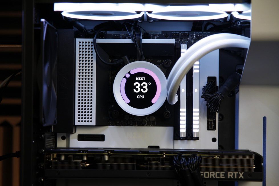 Biały PC od NZXT z nowym Krakenem White