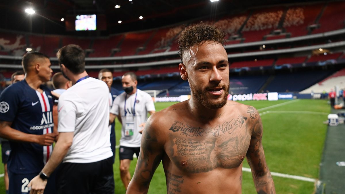 LISBON, PORTUGAL - AUGUST 18: Neymar of PSG looks on after the UEFA Champions League Semi Final match between RB Leipzig and Paris Saint-Germain F.C at Estadio do Sport Lisboa e Benfica on August 18, 2020 in Lisbon, Portugal. (Photo by Michael Regan - UEFA/UEFA via Getty Images)