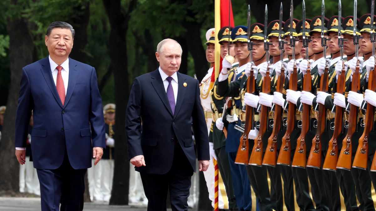 BEIJING, CHINA - MAY 16 : (----EDITORIAL USE ONLY - MANDATORY CREDIT - 'KREMLIN PRESS OFFICE / HANDOUT' - NO MARKETING NO ADVERTISING CAMPAIGNS - DISTRIBUTED AS A SERVICE TO CLIENTS----) Russian President Vladimir Putin (R) is greeted by a ceremonial guard and received a red-carpet welcome in Beijing, China on May 16, 2024. Putin will pay a two-day official visit at the invitation of his Chinese counterpart Xi Jinping (L). (Photo by Kremlin Press Office / Handout/Anadolu via Getty Images)