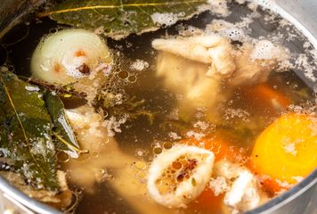 Każdy dorzuca do rosołu liście laurowe i ziele angielskie. Mało kto wie, jaki jest tego cel