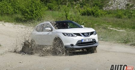 Uważaj na głębokie kałuże. Łatwo uszkodzić auto i narobić szkód na kilka tysięcy złotych