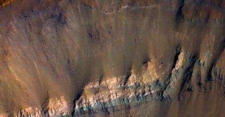 NASA pokazuje fascynujące, kolorowe zbocza krateru uderzeniowego na Marsie