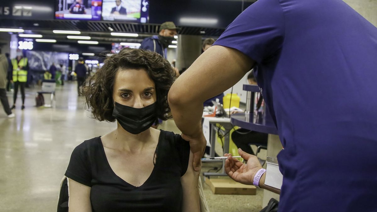 Mieszkanka Londynu przyjmuje szczepionkę Pfizera przeciw COVID-19