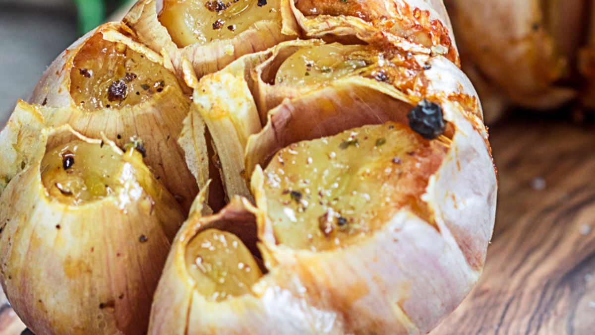 Grilowany czosnek świetnie pasuje do mięs