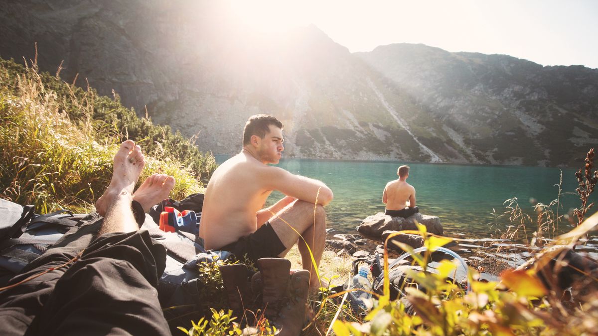 Turyści moczą nogi w górskich stawach. To poważny błąd.
