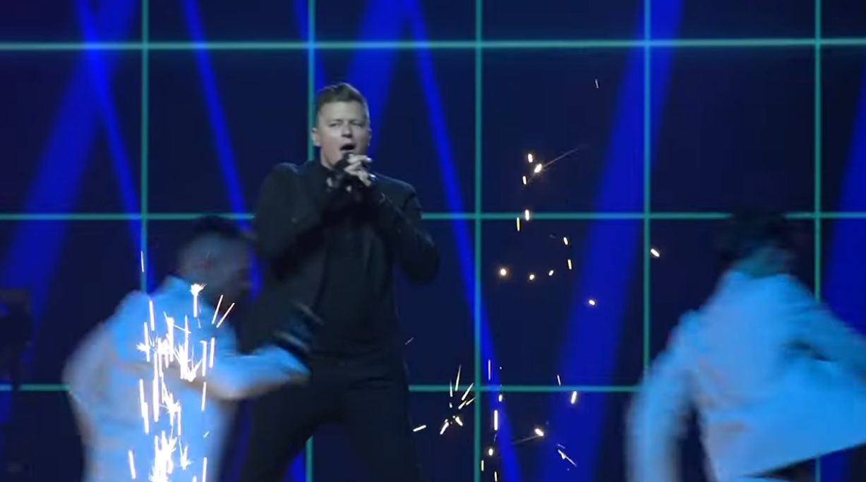 Próba na scenie Rafała Brzozowskiego przed występem w konkursie Eurowizji