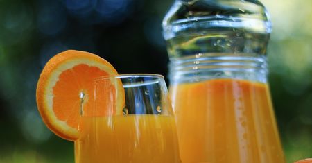 Napój pomarańczowy z dodatkiem pulpy i koncentratu