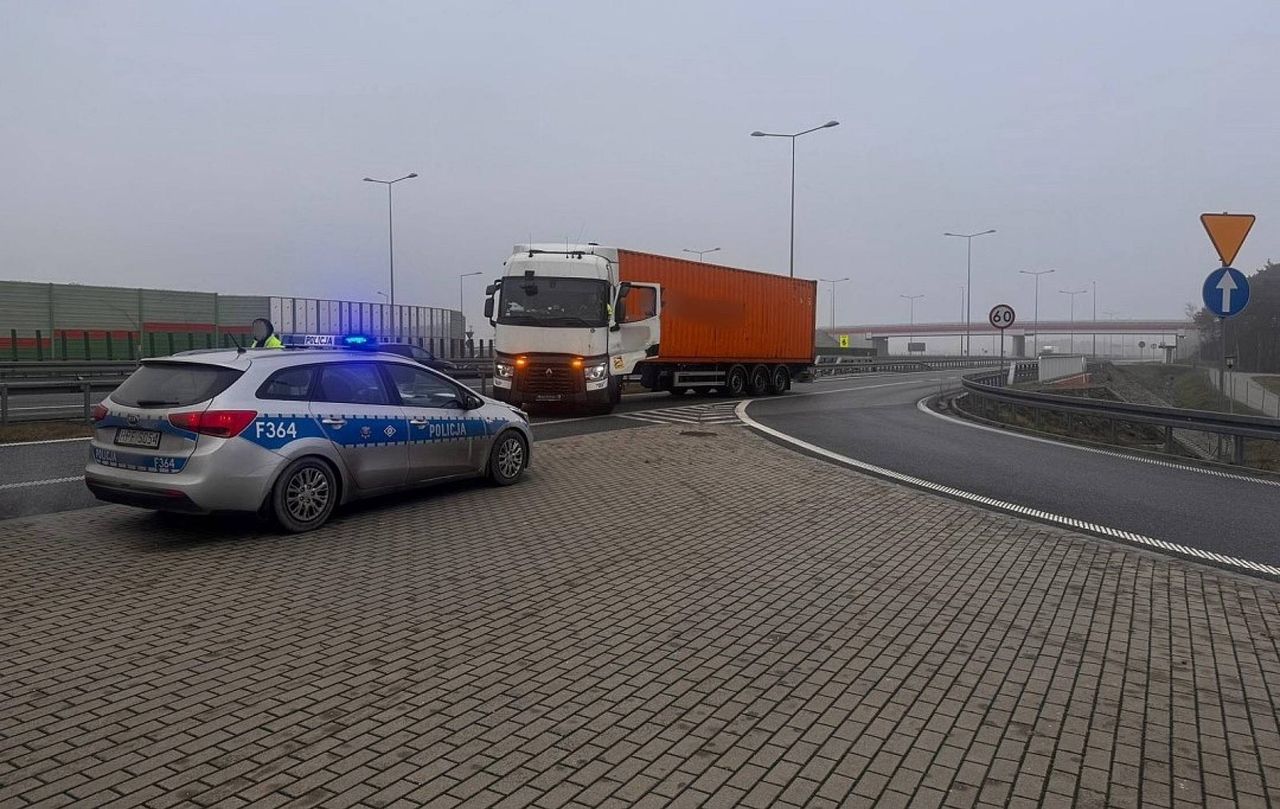 Niepokojące manewry kierowcy ciężarówki. Zatrzymano go przy S8