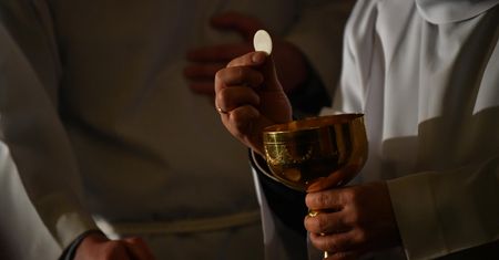 Koronawirus w Polsce. Franciszkanin rozdawał komunię. Jest zakażony