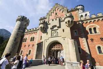Koszmar pod słynną atrakcją. Turystka zamknęła psa w schowku na bagaż