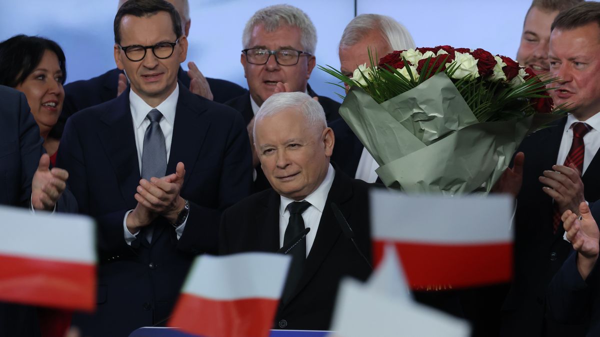 WARSAW, POLAND - OCTOBER 15: Jaroslaw Kaczynski (C), leader of the ruling national conservative Law and Justice party (PiS), speaks to supporters at PiS headquarters following initial results in Polish parliamentary elections as Mateusz Morawiecki (2nd from L), Polish Prime Minister and leading PiS member, looks on on October 15, 2023 in Warsaw, Poland. Poles have been voting today to decide whether PiS will govern for a third consecutive term or whether a coalition of center-left, pro-European parties will be given the opportunity to form a government. Also on the ballot is a referendum introduced by the current government over EU migration reform. (Photo by Sean Gallup/Getty Images)